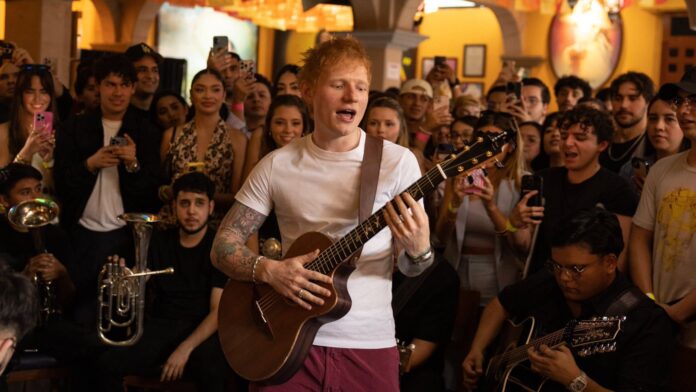 Video: Sorprende Ed Sheeran a sus fanáticos con inesperado concierto en Garibaldi, CDMX