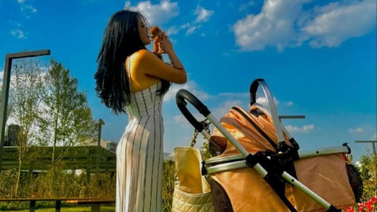 Critican a influencer "Gomita" por presumir foto con su perrito en una carreola