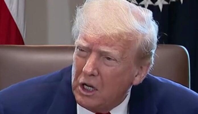 Investigan a exdirector del FBI por supuesta amenaza de muerte contra Donald Trump. Todo por una publicación en redes.