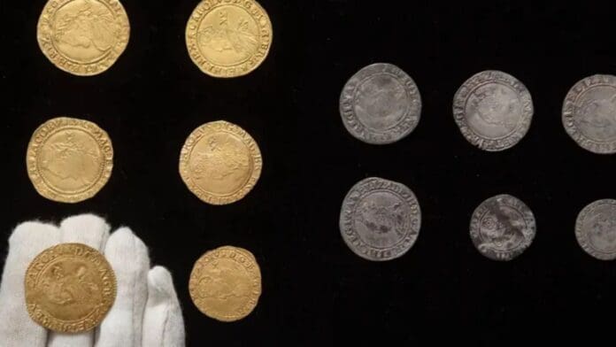 Pareja encuentra más de mil monedas del siglo XVII tras remodelación de su cocina en Reino Unido