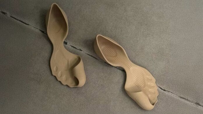 Genera controversia Balenciaga con sus sandalias que dejan el pie 