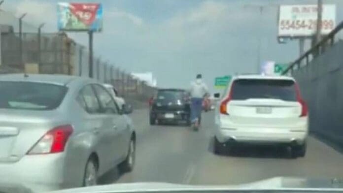 Video: Sujeto circula en scooter eléctrico sobre avenida de alta velocidad en CDMX