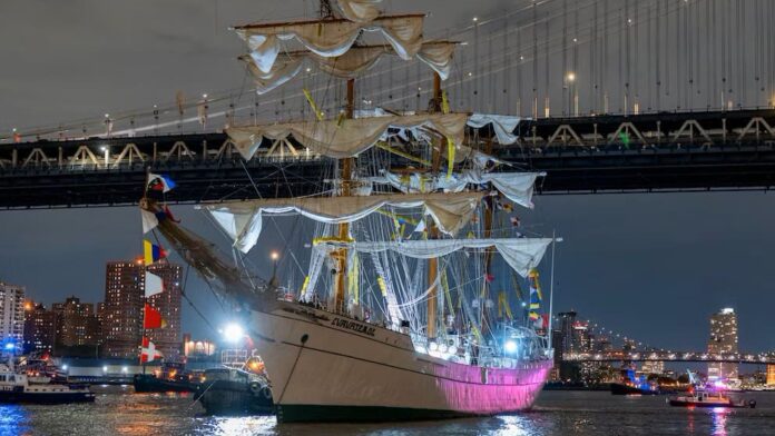 Llegan 172 cadetes del buque Cuauhtémoc a México; dos más permanecen hospitalizados en Nueva York