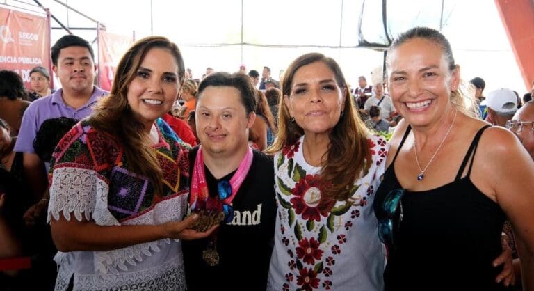 Mara Lezama escucha y atiende a más de mil 700 personas en audiencia “La Voz del Pueblo” en la 103 de Cancún.