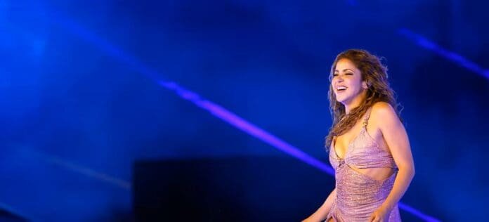 Video: Shakira sufre aparatosa caída en pleno concierto en Canadá