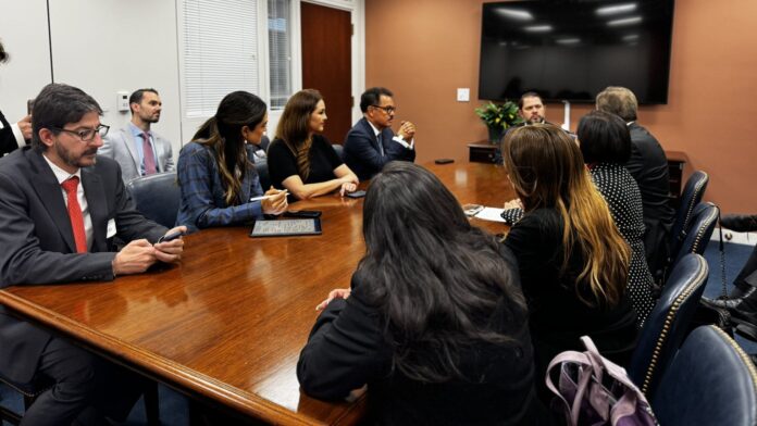 Senadores mexicanos piden a demócratas evitar impuesto a remesas desde Estados Unidos; los que deciden son republicanos