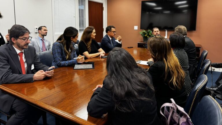 Senadores mexicanos piden a demócratas evitar impuesto a remesas desde Estados Unidos; los que deciden son republicanos