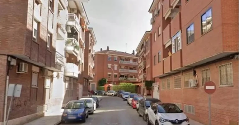 Muere niño tras ser olvidado por su padre de acogida dentro de un auto en España