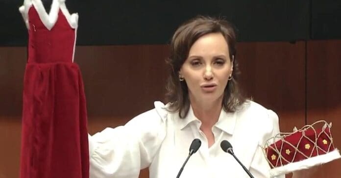 La panista Lilly Téllez regaló una corona, una capa y un cetro a Fernández Noroña, el 