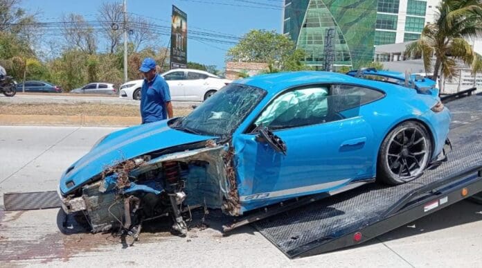 Mecánico se accidenta a bordo de un Porsche de 4 mdp en Cancún. El hombre ya se endeudó de por vida. ¿Qué tal?