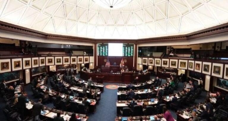 Aprueban legisladores de Estados Unidos impuesto de 3.5% a las remesas. Aún falta que sea avalado por el Senado.