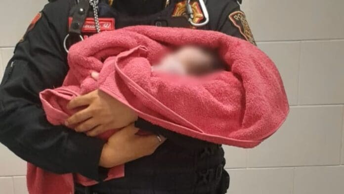 Abandonan a recién nacido en el bote de basura del baño de un supermercado en CDMX