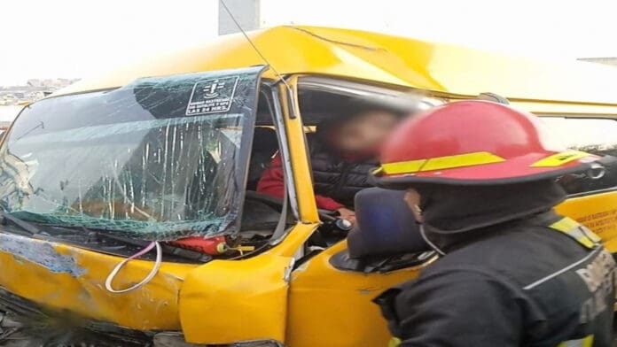 Quedan lesionados cinco alumnos y el chofer tras choque de transporte escolar en Tlalnepantla, Edomex