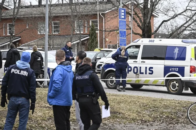 Estudiante apuñala a tres compañeras de escuela en Finlandia
