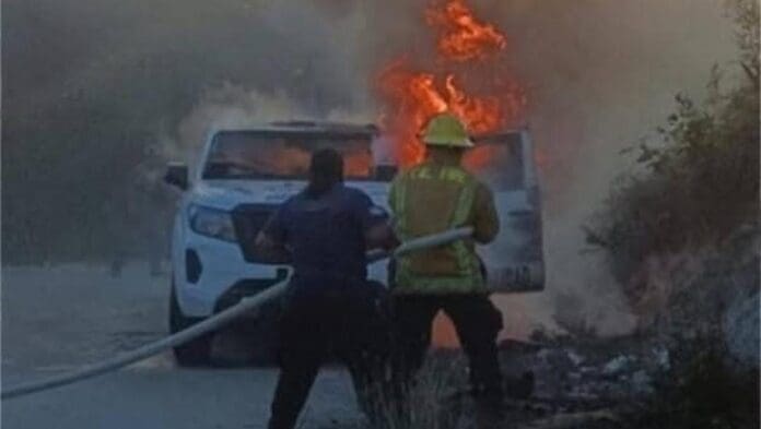 Encapuchados incendiaron una camioneta de valores y robaron 3 mdp en Felipe Carrillo Puerto, Quintana Roo.