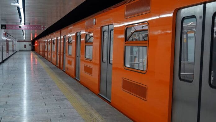 Arrestan a cuatro sujetos por actos sexuales en vagones de la Línea 7 del Metro