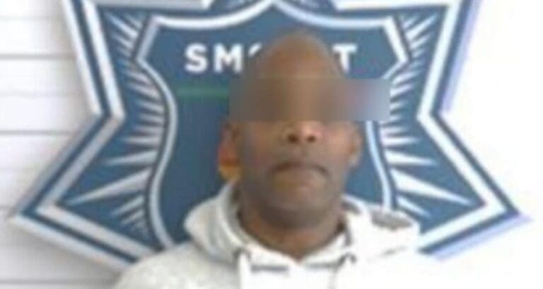 Capturan a un turista originario de Estados Unidos que le tomaba fotos a una estudiante universitaria en Cancún.