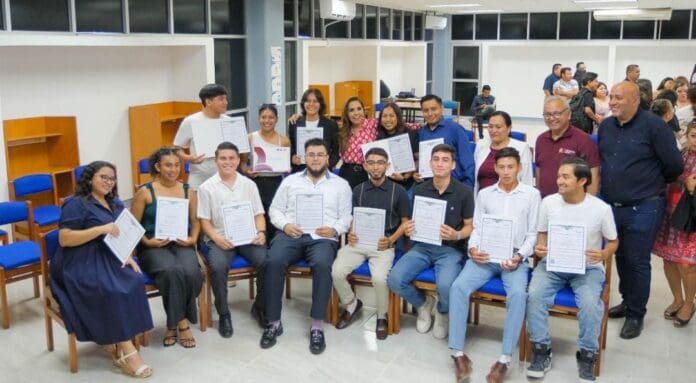 Mara Lezama escucha a egresados y entrega 94 títulos de licenciatura en Cancún. De esta manera atiende las peticiones ciudadanas.