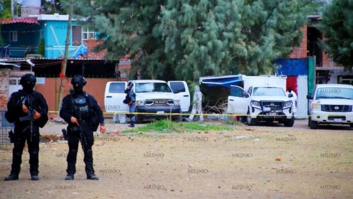 Localizan fosa clandestina frente a cancha de futbol en Irapuato, Guanajuato; hay al menos 10 cuerpos