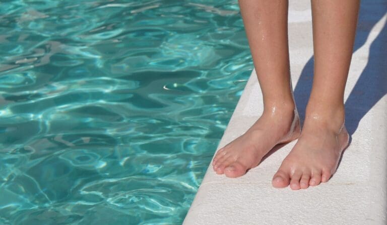 Muere niño en una piscina en España; se habría electrocutado