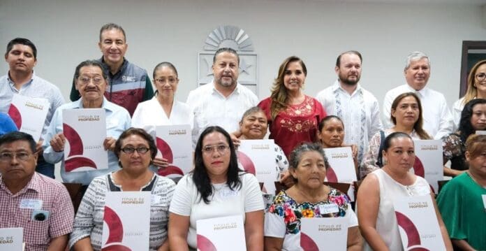 Con entrega de títulos, Mara Lezama da seguridad y certeza jurídica a 32 familias de Chetumal y al patrimonio municipal.
