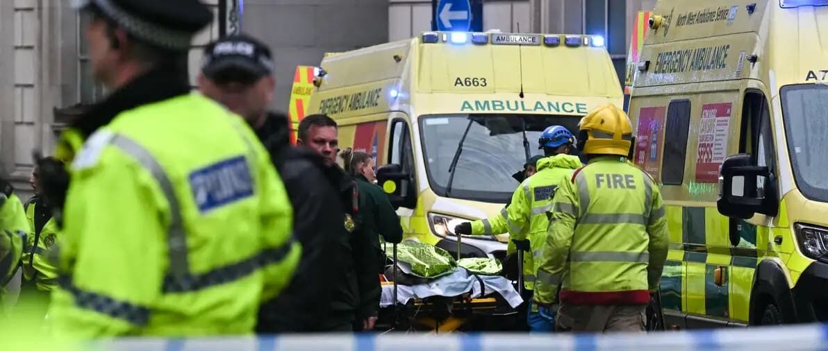 Video: Detienen a conductor tras embestir a fanáticos del Liverpool que celebraban en Inglaterra