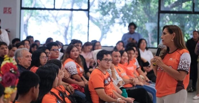 Mara Lezama celebra con estudiantes y la comunidad el 15 aniversario de la Universidad Politécnica de Quintana Roo.