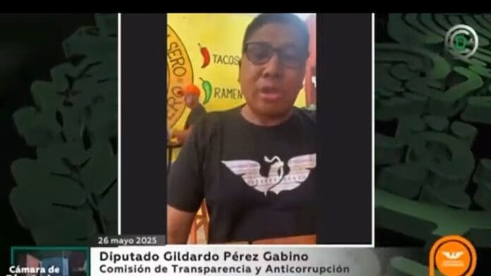 Video: Diputado Gildardo Pérez de MC participa en discusión de reforma desde una taquería en Veracruz