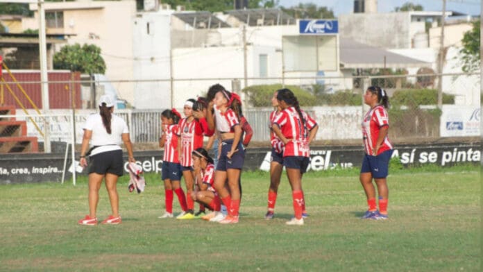 Fallece futbolista mexicana de 15 años tras colapsar en un partido en Michoacán