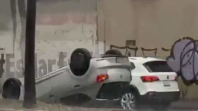 Video: Auto termina volcado en plena avenida en CDMX debido a las intensas lluvias