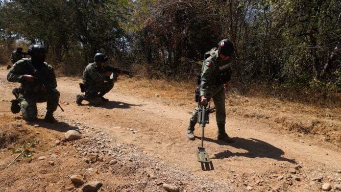 Mueren seis militares tras explosión de narcomina en límites de Jalisco y Michoacán