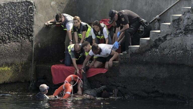 Video: Mueren siete personas, incluidos menores, al volcarse embarcación de migrantes en España
