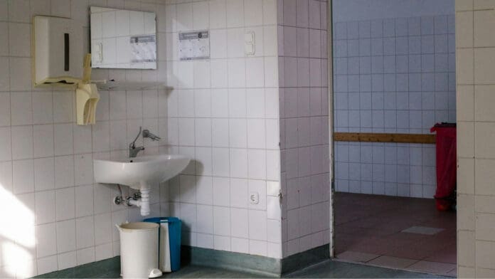 Acusan a maestro de poner cámara oculta en baños de niñas de una escuela en Nayarit