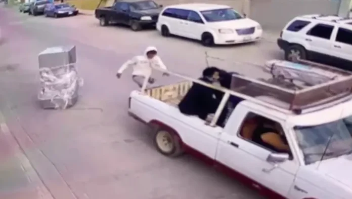 Hallan cadáver dentro de refrigerador dejado en una calle en Tijuana, Baja California