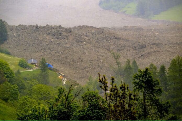Video: Deslizamiento de glaciar alpino sepulta un pueblo en Suiza
