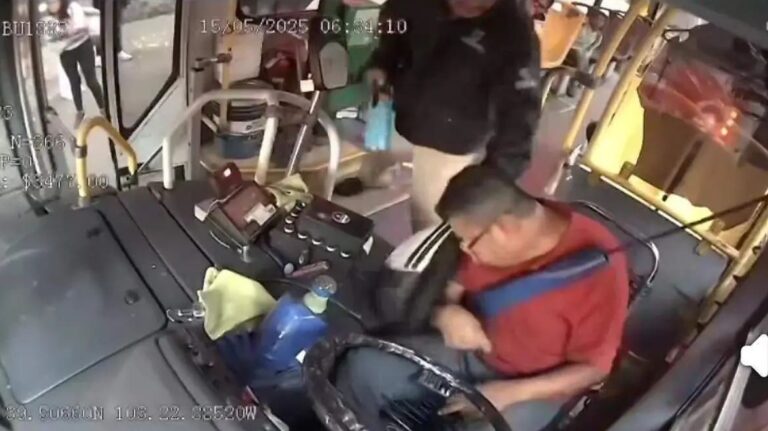 Video: Pasajero golpea a chofer con un termo metálico y lo deja inconsciente en Guadalajara