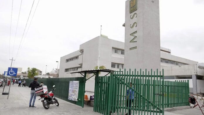 Menor de edad termina en el hospital tras intoxicarse con agua contaminada por broma de sus compañeras, en Durango