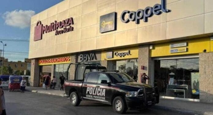 Sujetos armados roban la sucursal de Coppel en la Multiplaza Arco Norte de Cancún. Se desconoce el monto de lo hurtado.