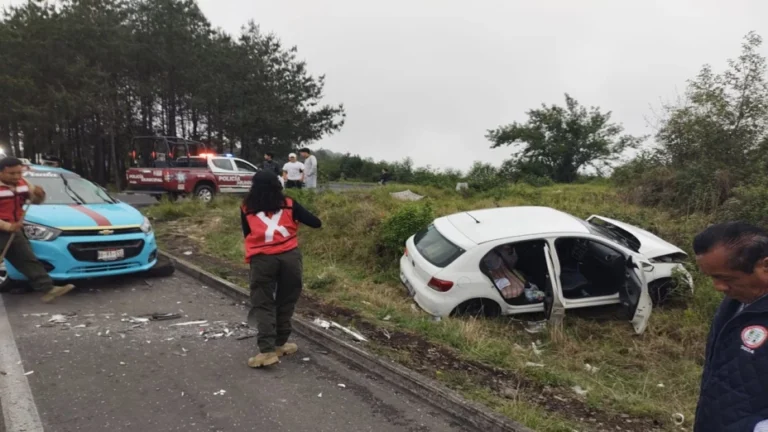 Taxista provoca accidente en Puebla; hay una mujer muerta y cuatro heridos