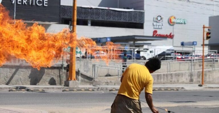 Un tragafuegos se incendió por accidente mientras estaba realizando su acto en las calles de Tehuacán, Puebla.