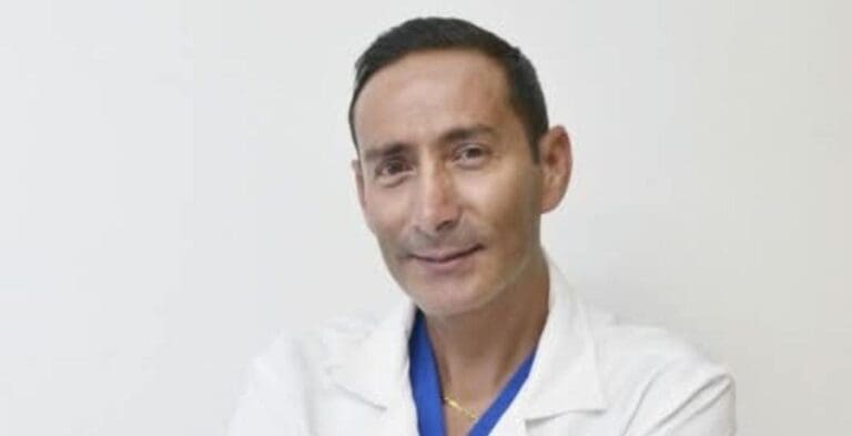 Fallece el doctor Frank Mendiola, que atendió a más de 500 personas durante la pandemia en Cancún. Descanse en paz.