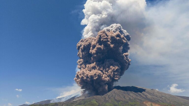 Video: Volcán Etna registra potente erupción; turistas huyen para salvar sus vidas en Italia