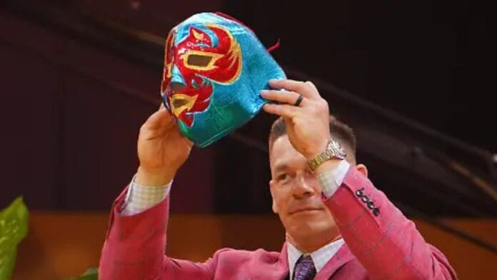 Video: John Cena causa furor en CDMX tras ponerse una máscara de luchador que le regalaron