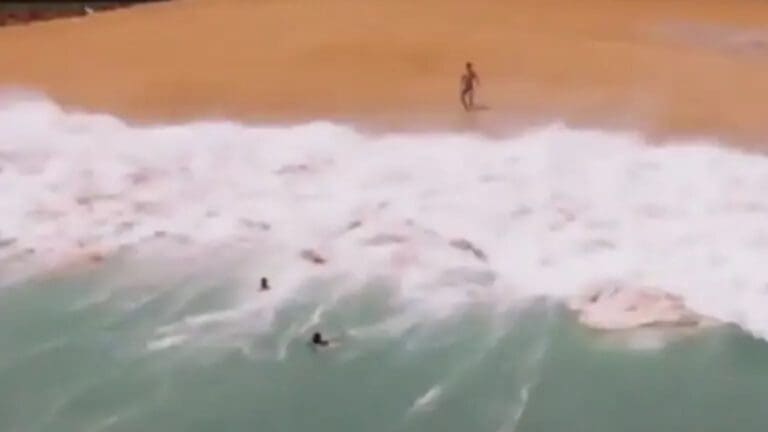 Video: Turistas son atrapados por ola gigante en Acapulco, Guerrero