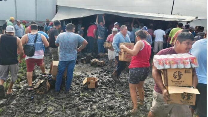 Tráiler de cerveza se voltea en la carretera Ciudad Victoria, Monterrey y gente hace rapiña