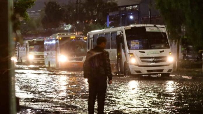 Video: Inundación en Calzada Ignacio Zaragoza sumerge vehículos en CDMX