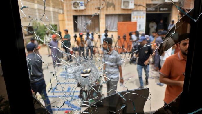 Sismo derrumba muros y escapan más de 200 criminales de una prisión en Pakistán