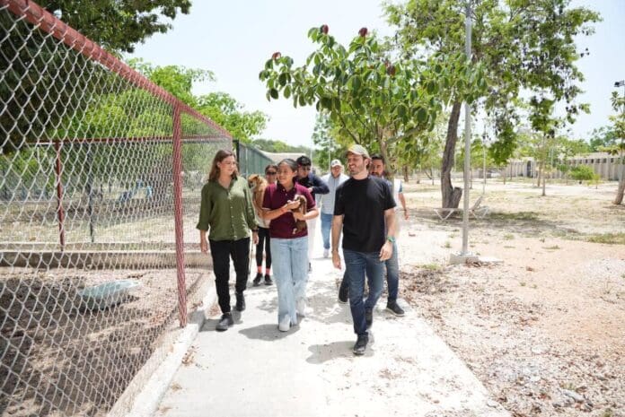 Fernando Muñoz Calero y la 8ª regidora infantil visitan el santuario de mascotas en Playa del Carmen