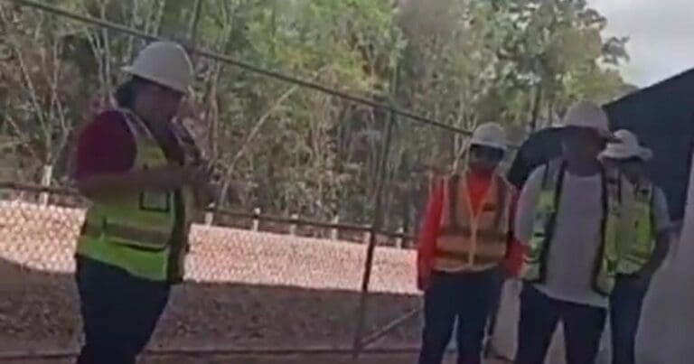 Trabajadores del Tren Maya inician un paro de brazos caídos; empresa Alstom no les ha pagado el bono prometido.
