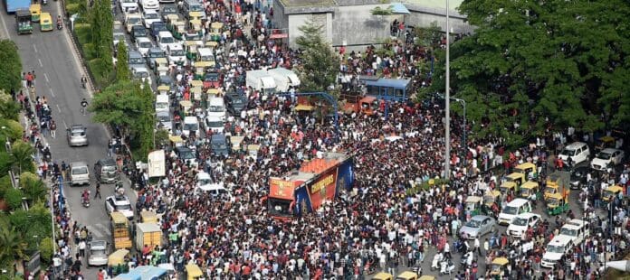 Mueren al menos 11 personas y decenas quedan heridas tras estampida en un estadio en India